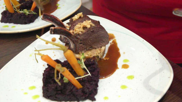 Rezept: Hirsch French Racks mit Haselnuss-Kruste, Karotten und Semmelknödeln Rezept: Hirsch French Racks mit Haselnuss-Kruste, Karotten und Semmelknödeln