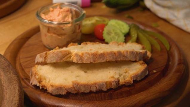Rezept: Grieben Chutney und Paprika Creme auf selbst gebackenen Tessiner Landbrot Rezept: Grieben Chutney und Paprika Creme auf selbst gebackenen Tessiner Landbrot