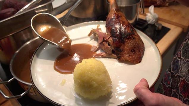 Rezept: Gänsebraten, rohe Kartoffelklöße und Selleriesalat Rezept: Gänsebraten, rohe Kartoffelklöße und Selleriesalat