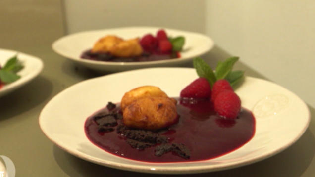 Rezept: Ricottakrapfen auf Beerenspiegel an Schokoladenerde Rezept: Ricottakrapfen auf Beerenspiegel an Schokoladenerde