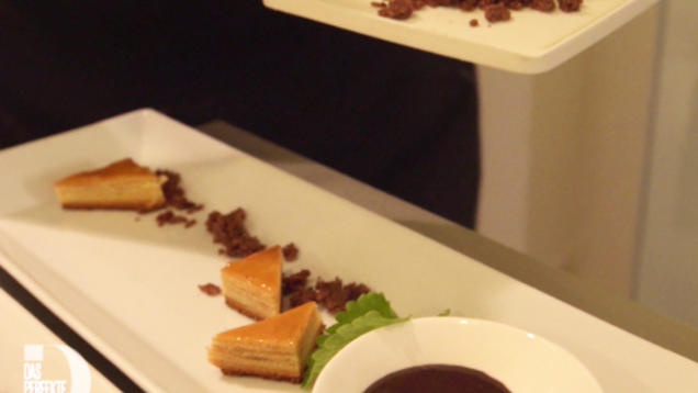 Rezept: Tannenhonig-Parfait mit Kumquatragout, Schokostreuseln, Baumkuchenspitzen und Schokosauce Rezept: Tannenhonig-Parfait mit Kumquatragout, Schokostreuseln, Baumkuchenspitzen und Schokosauce
