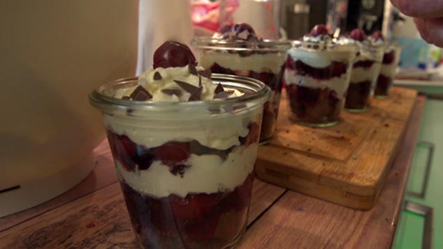 Rezept: Schwarzwälder Kirschkuchen im Glas mit Vanilleeis auf Himbeerspiegel Rezept: Schwarzwälder Kirschkuchen im Glas mit Vanilleeis auf Himbeerspiegel