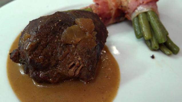 Rezept: Lamm mit Bohnen im Speckmantel und Nudeln Rezept: Lamm mit Bohnen im Speckmantel und Nudeln
