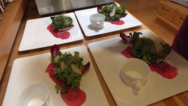 Rezept: Steinpilz-Cremesuppe mit Carpaccio vom Hinterwälder Weiderind an Feldsalat Rezept: Steinpilz-Cremesuppe mit Carpaccio vom Hinterwälder Weiderind an Feldsalat
