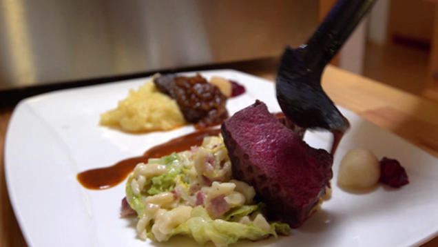 Rezept: Hirschrückensteak an Tonkabohnen-Sauce mit Wirsingspätzle und Rehleber an Zwiebelsauce Rezept: Hirschrückensteak an Tonkabohnen-Sauce mit Wirsingspätzle und Rehleber an Zwiebelsauce