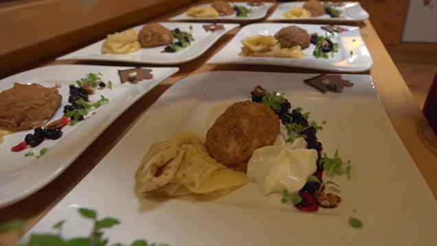 Rezept: Crepes mit Heidelbeerkompott und Lebkucheneis mit Honigschaum Rezept: Crepes mit Heidelbeerkompott und Lebkucheneis mit Honigschaum