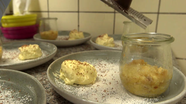 Rezept: Warmer Apfelstreusel mit Topfenrahmeis Rezept: Warmer Apfelstreusel mit Topfenrahmeis