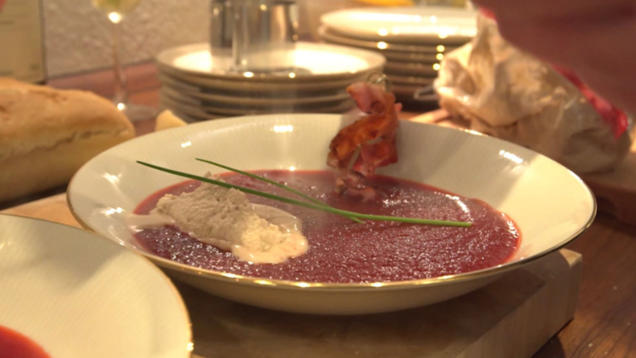 Rezept: Rote Rübensuppe mit Zimtsahne, frische Baguettescheiben Rezept: Rote Rübensuppe mit Zimtsahne, frische Baguettescheiben