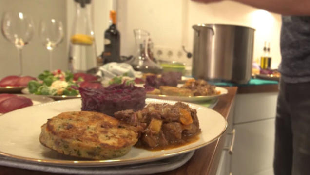 Rezept: Wildgulasch, Rotweinbirnen, Serviettenknödel und Rotkohl, dazu winterlicher Feldsalat Rezept: Wildgulasch, Rotweinbirnen, Serviettenknödel und Rotkohl, dazu winterlicher Feldsalat