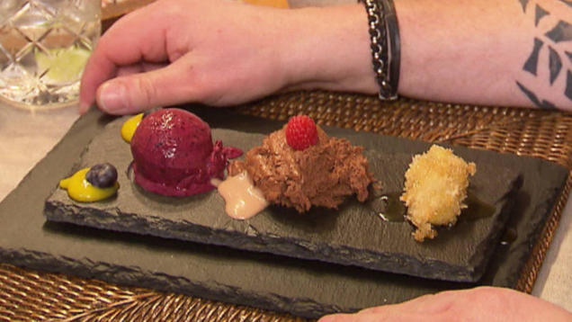 Rezept: Mousse au Chocolat, gefrostete Blaubeeren und gebackene Banane Rezept: Mousse au Chocolat, gefrostete Blaubeeren und gebackene Banane