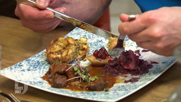 Rezept: Wildschweingulasch an glasierter Nashi-Birne mit Preiselbeeren Rezept: Wildschweingulasch an glasierter Nashi-Birne mit Preiselbeeren