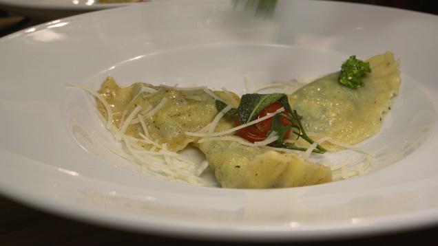Rezept: Hausgemachte Ravioli mit Spinat-Ricotta-Füllung in Salbeibutter Rezept: Hausgemachte Ravioli mit Spinat-Ricotta-Füllung in Salbeibutter