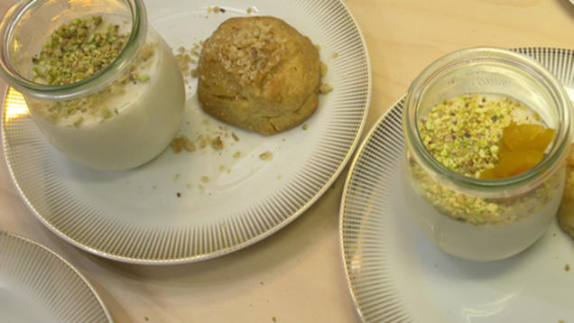 Rezept: Walnussgebäck (Kalbur basti), dazu Mandelcreme mit Pistazien und Aprikosen Rezept: Walnussgebäck (Kalbur basti), dazu Mandelcreme mit Pistazien und Aprikosen