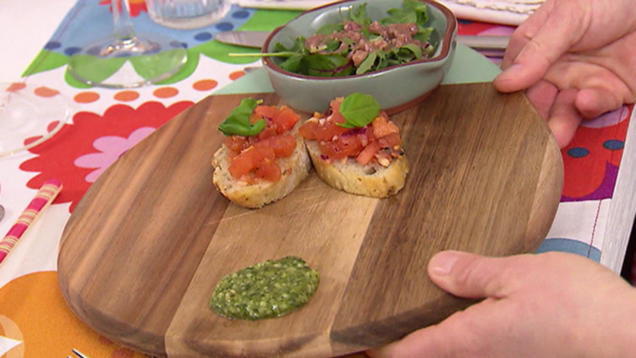 Rezept: Bruschetta an Wildkräutersalat nebst einem Hauch von grünem Pesto Rezept: Bruschetta an Wildkräutersalat nebst einem Hauch von grünem Pesto