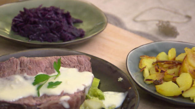 Rezept: Tellerfleisch mit Meerrettichsoße auf Wurzelgemüse mit Bratkartoffeln Rezept: Tellerfleisch mit Meerrettichsoße auf Wurzelgemüse mit Bratkartoffeln
