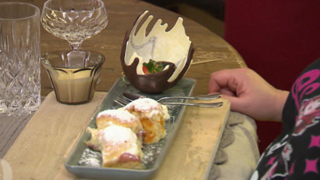 Rezept: Dreierlei Buchteln mit Vanillesoße, Weißes Schokoparfait und schokolierte Früchte Rezept: Dreierlei Buchteln mit Vanillesoße, Weißes Schokoparfait und schokolierte Früchte