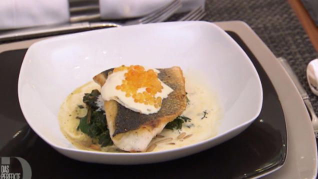 Rezept: Wolfsbarschfilet auf asiatisch angemachtem Blattspinat mit Kokosmilch-Espuma Rezept: Wolfsbarschfilet auf asiatisch angemachtem Blattspinat mit Kokosmilch-Espuma