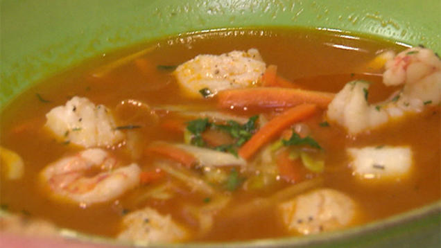 Rezept: Fischsuppe mit selbstgemachtem Tomatenbrot und Kräuterbutter Rezept: Fischsuppe mit selbstgemachtem Tomatenbrot und Kräuterbutter