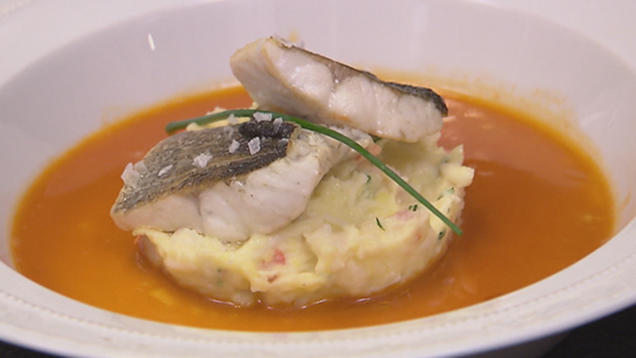 Rezept: Wolfsbarsch auf Langusten-Kartoffelpüree Rezept: Wolfsbarsch auf Langusten-Kartoffelpüree