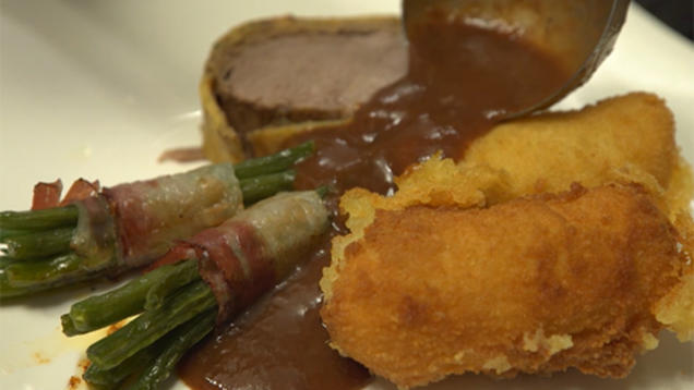 Rezept: Kalbsfilet im Steinpilz-Mantel mit Rotwein-Schalotten-Sauce Rezept: Kalbsfilet im Steinpilz-Mantel mit Rotwein-Schalotten-Sauce