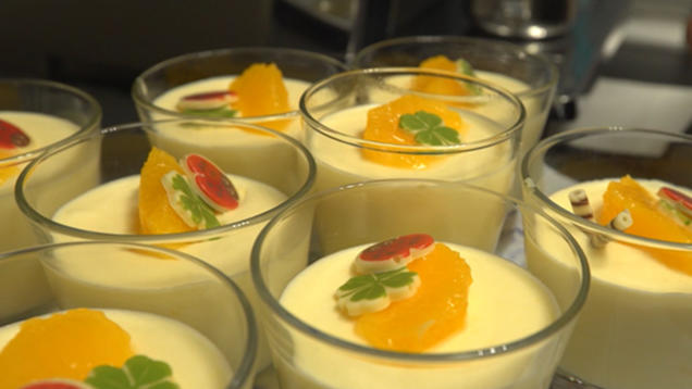 Rezept: Orangen-Creme, dazu Espresso-Mousse Rezept: Orangen-Creme, dazu Espresso-Mousse