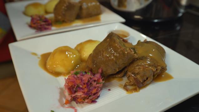 Rezept: Rinderrouladen mit Kartoffelklößen und Krautsalat Rezept: Rinderrouladen mit Kartoffelklößen und Krautsalat