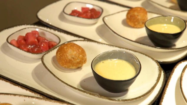 Rezept: Gefüllte Pförtchen, Eierlikörcreme und Rhabarberkompott Rezept: Gefüllte Pförtchen, Eierlikörcreme und Rhabarberkompott