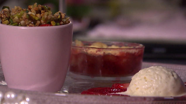 Rezept: "Erdbeerige Glücksmomente": Erdbeercrumble und-carpaccio mit Vanilleeis Rezept: "Erdbeerige Glücksmomente": Erdbeercrumble und-carpaccio mit Vanilleeis