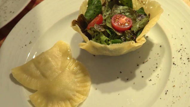 Rezept: Zweierlei Mezzelune an Nussbutter und Salat im Körbchen Rezept: Zweierlei Mezzelune an Nussbutter und Salat im Körbchen