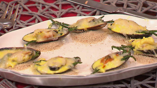 Rezept: Miesmuscheln auf Queller mit Safransauce und Grana Padano gratiniert Rezept: Miesmuscheln auf Queller mit Safransauce und Grana Padano gratiniert
