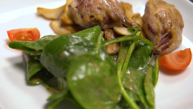 Rezept: Variation von der Wachtel mit Spinatsalat Rezept: Variation von der Wachtel mit Spinatsalat