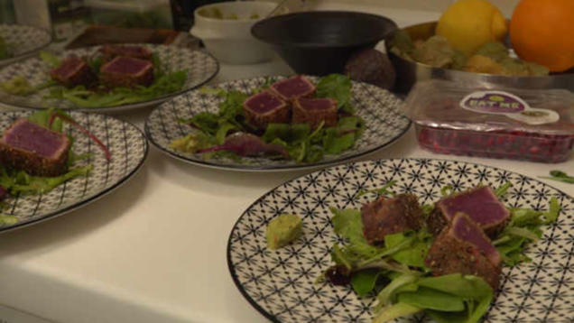 Rezept: Variation vom Thunfisch im Pfeffermantel an Salatbeilage Rezept: Variation vom Thunfisch im Pfeffermantel an Salatbeilage