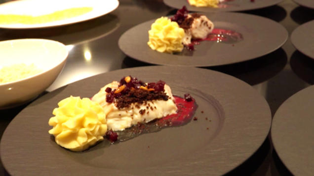 Rezept: Kabeljauloin mit Roter Bete auf einem Spiegel von Beurre Blanc mit Kaviarperlen Rezept: Kabeljauloin mit Roter Bete auf einem Spiegel von Beurre Blanc mit Kaviarperlen