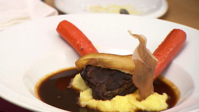 Rezept: Kalbsbäckchen an Kartoffelstampf, dazu karamellisierte Vanillemöhrchen an Rotweinjus Rezept: Kalbsbäckchen an Kartoffelstampf, dazu karamellisierte Vanillemöhrchen an Rotweinjus