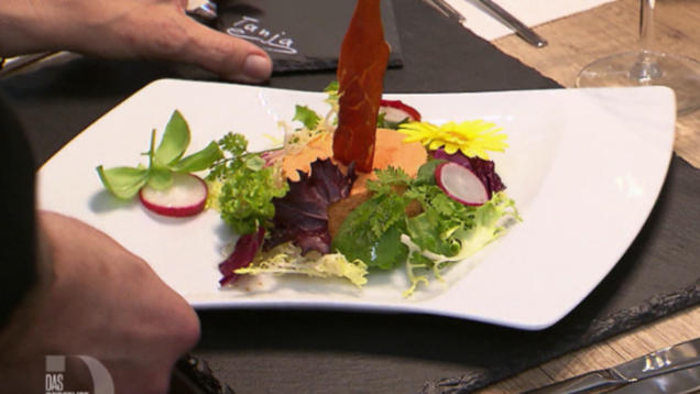 Rezept: Mousse von roter Paprika mit Serranocrisp im Salatreigen dazu Balsamicotunke Rezept: Mousse von roter Paprika mit Serranocrisp im Salatreigen dazu Balsamicotunke