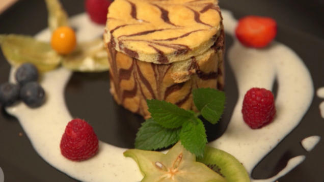 Rezept: Erdbeercreme im Bisquitmantel mit Prosecco-Vanille-Schmand Rezept: Erdbeercreme im Bisquitmantel mit Prosecco-Vanille-Schmand