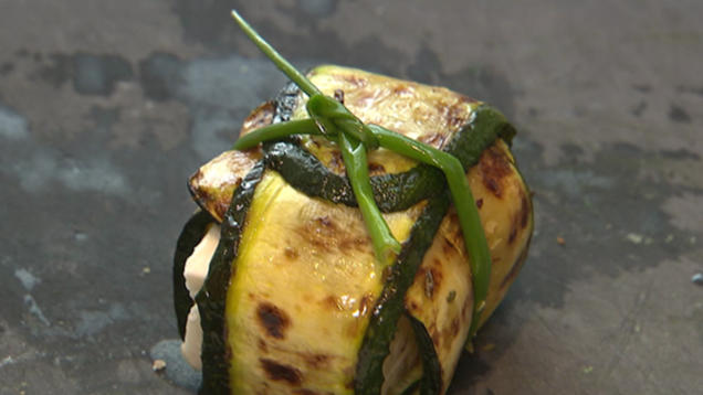Rezept: Panna cotta vom grünen und weißen Spargel dazu Zucchini-Feta-Päckchen Rezept: Panna cotta vom grünen und weißen Spargel dazu Zucchini-Feta-Päckchen