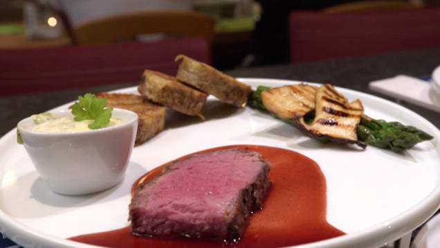Rezept: Roastbeef mit Serviettenknödeln aus Vinschgauer, Kräuterseitlingen und grünem Spargel Rezept: Roastbeef mit Serviettenknödeln aus Vinschgauer, Kräuterseitlingen und grünem Spargel