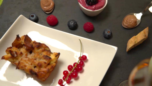 Rezept: Semmelauflauf aus Milchsemmeln, dazu Brombeereis und Schoko-Mousse Rezept: Semmelauflauf aus Milchsemmeln, dazu Brombeereis und Schoko-Mousse