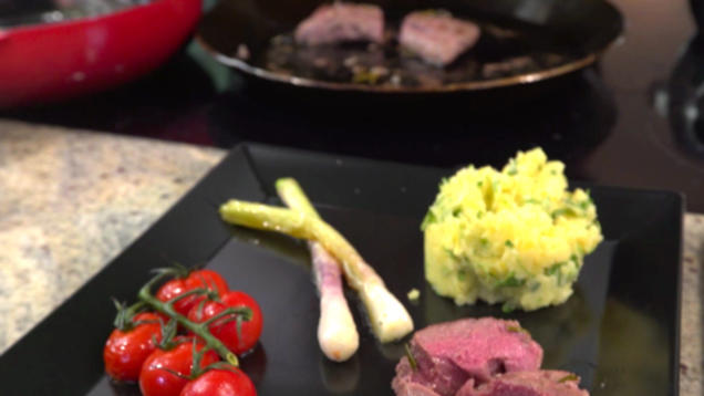 Rezept: "Firnhaberau Heide": Lammlachse mit Kartoffel-Kresse-Stampf, Gemüse und Portweinreduktion Rezept: "Firnhaberau Heide": Lammlachse mit Kartoffel-Kresse-Stampf, Gemüse und Portweinreduktion