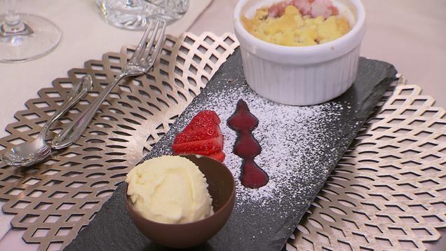 Rezept: Rhabarbercrumble mit weißer Schokoladeneiscreme auf Erdbeerpüree Rezept: Rhabarbercrumble mit weißer Schokoladeneiscreme auf Erdbeerpüree