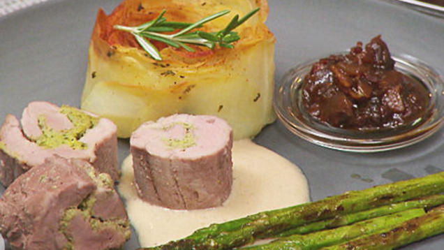 Rezept: Filet vom Angler Sattelschwein, Kartoffelrose, grüner Spargel und Baconkonfitüre Rezept: Filet vom Angler Sattelschwein, Kartoffelrose, grüner Spargel und Baconkonfitüre