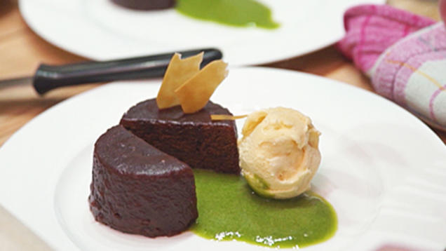 Rezept: Sachertörtchen, Honig-Eis und Bananen-Basilikum-Coulis Rezept: Sachertörtchen, Honig-Eis und Bananen-Basilikum-Coulis