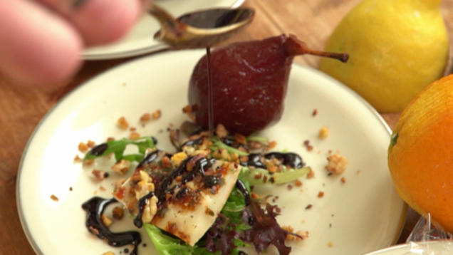 Rezept: Bete-Birne mit Ziegenkäse auf Pflücksalat und frischem Baguette Rezept: Bete-Birne mit Ziegenkäse auf Pflücksalat und frischem Baguette