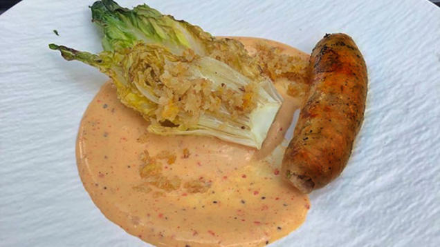 Rezept: Thüringer Bratwurst mit gegrilltem Römersalat (Silvio Heinevetter) Rezept: Thüringer Bratwurst mit gegrilltem Römersalat (Silvio Heinevetter)