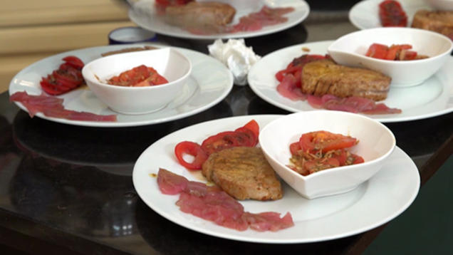 Rezept: Tomatensalat mit Thunfisch in Currydressing dazu Thunfisch Carpaccio Rezept: Tomatensalat mit Thunfisch in Currydressing dazu Thunfisch Carpaccio