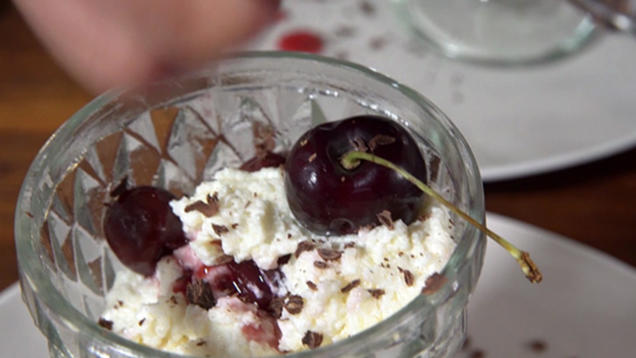 Rezept: Nordischer Vanillegrießbrei mit heißen Karibik-Rumkirschen aus Martina´s Datscha Rezept: Nordischer Vanillegrießbrei mit heißen Karibik-Rumkirschen aus Martina´s Datscha