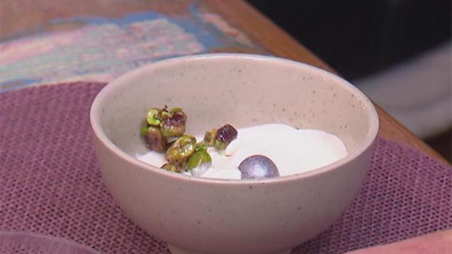 Rezept: Griechisches-Joghurt-Eis mit Ouzo und Pistazien-Krokant dazu Granita Rezept: Griechisches-Joghurt-Eis mit Ouzo und Pistazien-Krokant dazu Granita