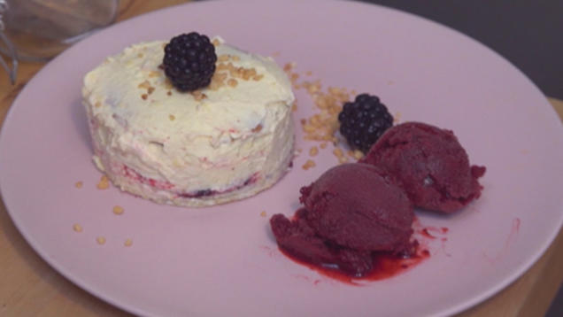 Rezept: Frankfurter-Kranz-Törtchen mit Brombeer-Limetten-Sorbet Rezept: Frankfurter-Kranz-Törtchen mit Brombeer-Limetten-Sorbet