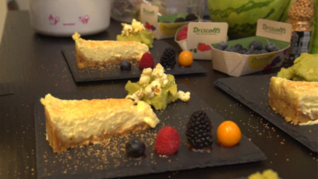 Rezept: New York Cheesecake mit Avocado-Limetten-Jalapeno-Eis und karamellisiertem Popcorn Rezept: New York Cheesecake mit Avocado-Limetten-Jalapeno-Eis und karamellisiertem Popcorn